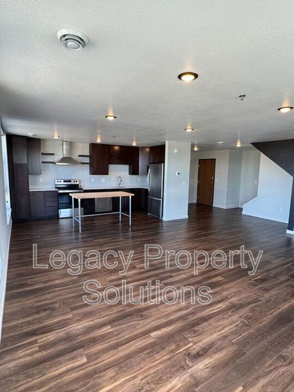 Building Photo - 208 E Greenfield Ln
