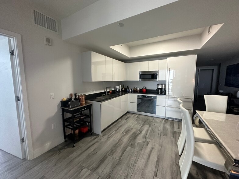 Building Photo - 1010 Brickell Ave