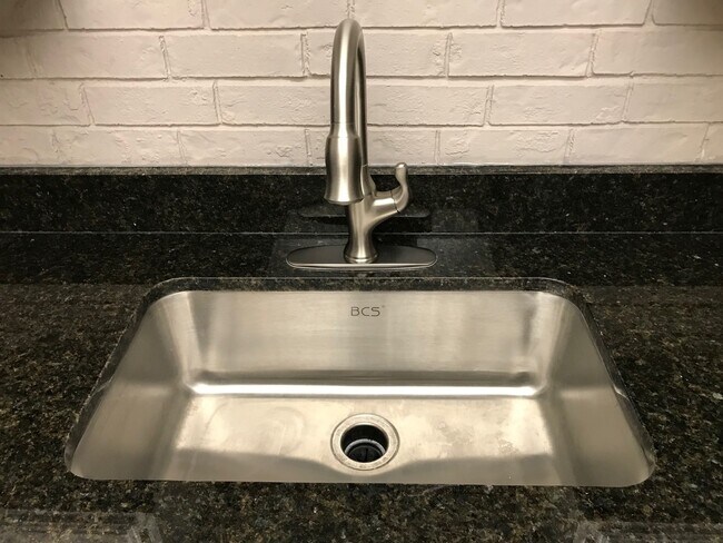 Building Photo - Gorgeous Carrollton Townhome