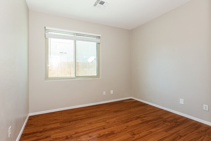 Building Photo - 3355 E Hampton Ln