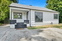 Building Photo - Spacious 4-Bedroom Home in South Capitol O...