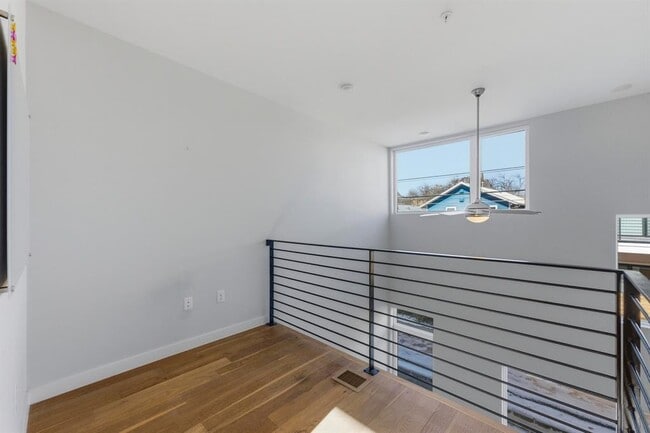 Building Photo - 2002 E 7th St