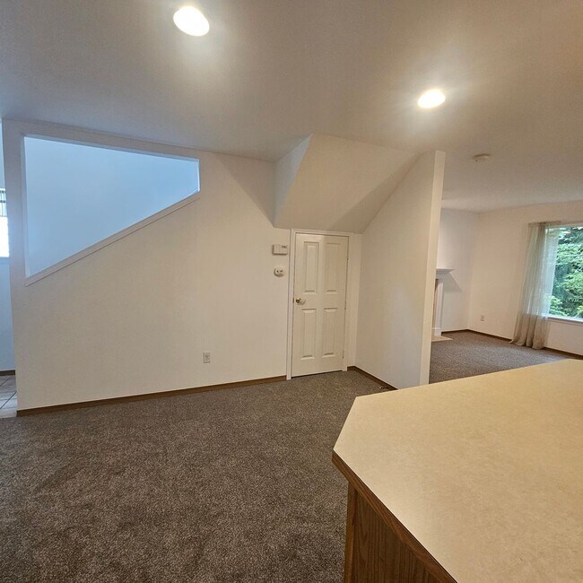 Building Photo - 968 NW Poppy Ct