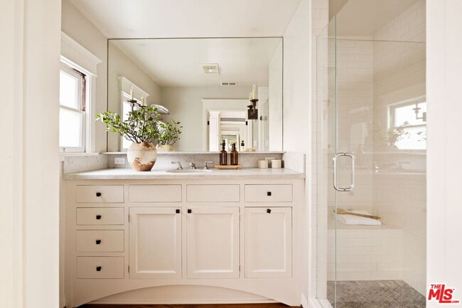 Building Photo - 1438 N Orange Grove Ave