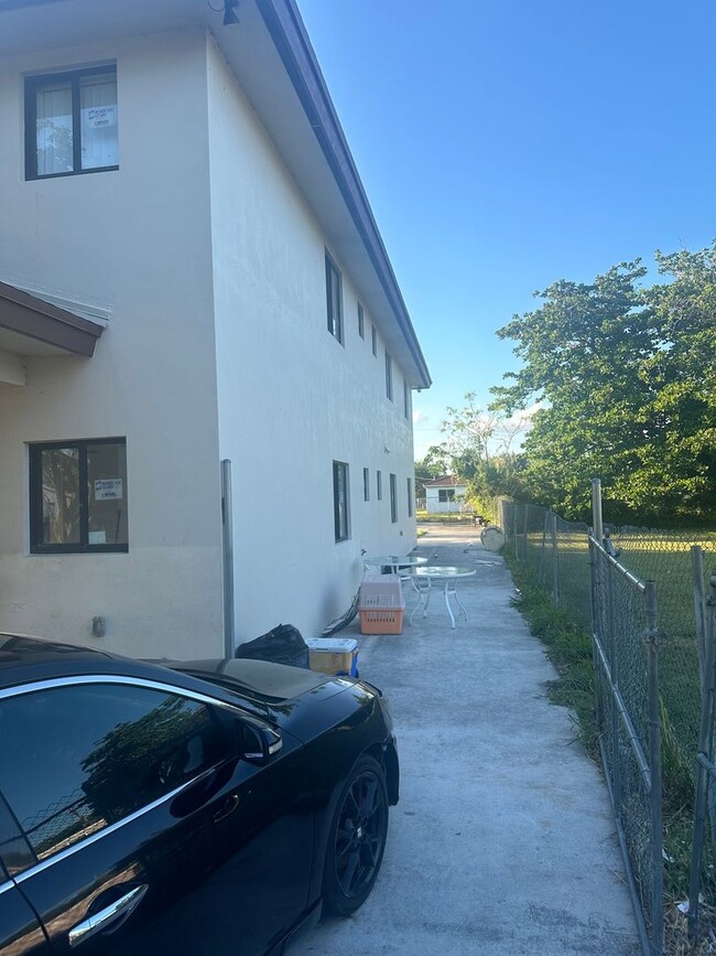 Building Photo - 4 Bedroom Duplex in Miami