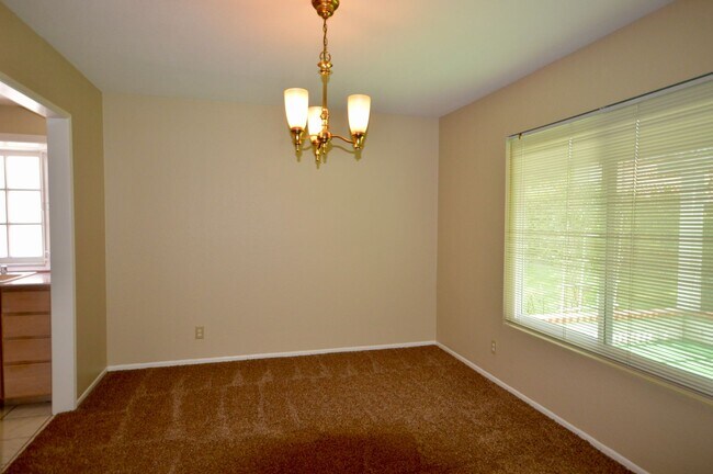 Building Photo - 2 Bedroom plus Den Home in 55+ Community i...