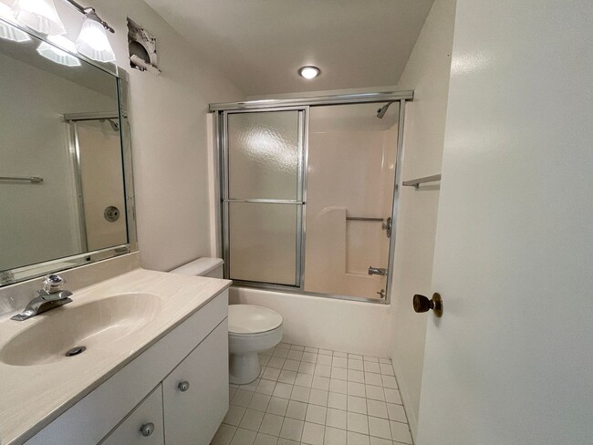 Building Photo - Unfurnished 2 BR 2 Bath Annual Rental in R...