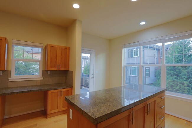 Building Photo - Spacious 3BR/3.5BA Townhome in Desirable E...