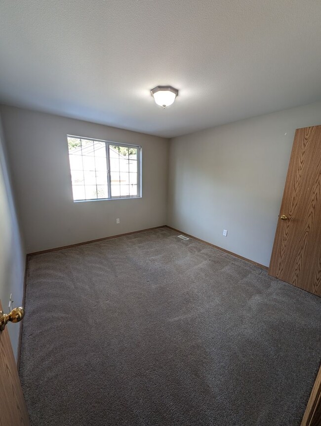 Building Photo - East Bremerton 3 Bedroom, Close to EVERYTH...