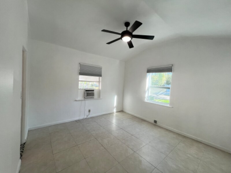 Building Photo - 625 NE 88th St