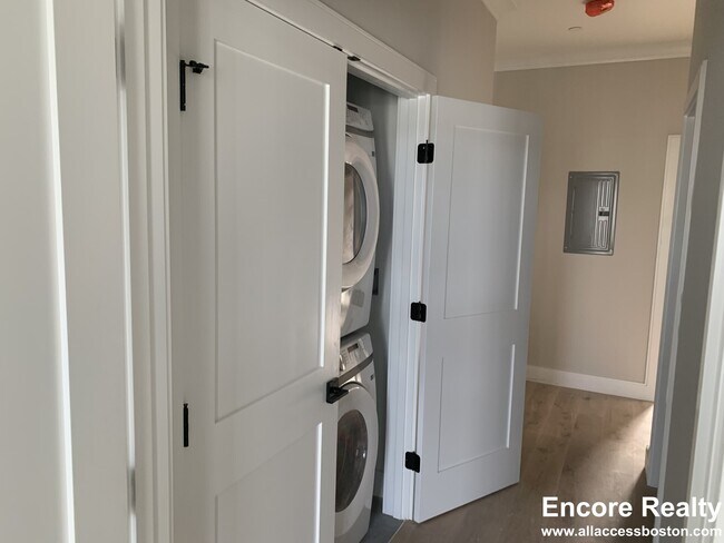 Building Photo - 157 Everett St