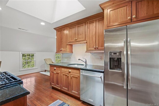 Building Photo - 140 Greenwich Rd