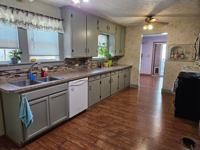 Building Photo - 4047 Mogadore Rd