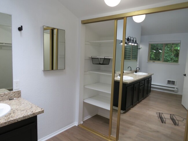 Building Photo - Redmond Modern & Updated 3bd/2bath Condo i...