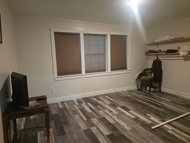 Building Photo - 4 Bedroom 2 bath