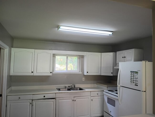 Building Photo - MOVE IN READY