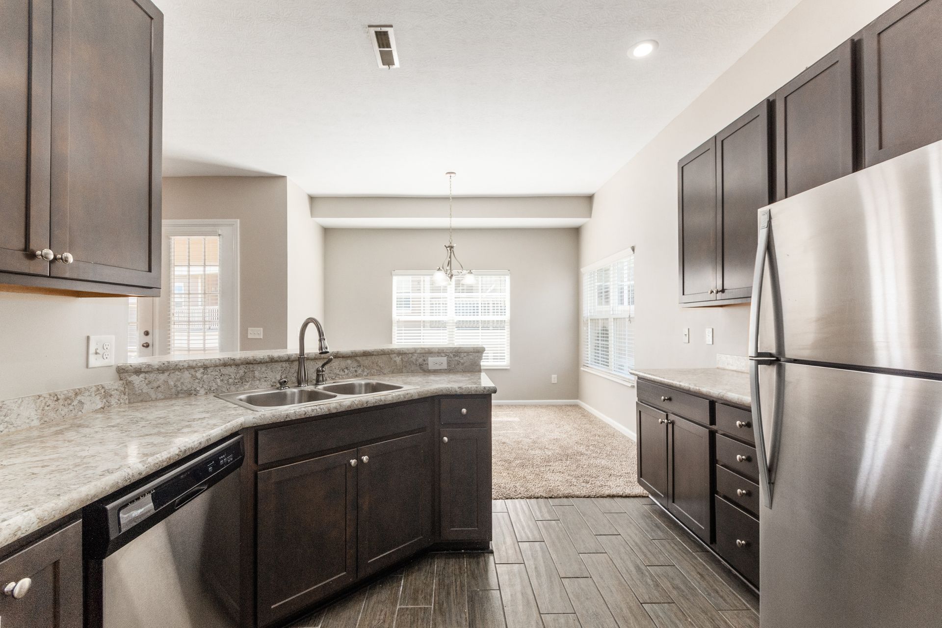 Building Photo - 560 Redwood Ln