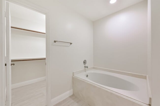 Building Photo - 9202 Bayou Bluff Dr