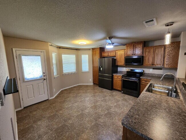 Building Photo - 4633 Stonehaven Dr