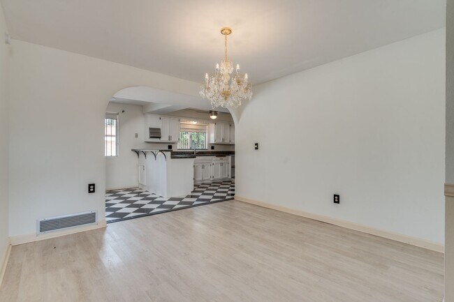 Building Photo - Great East Side Location 4 Bed/2 Bath Home