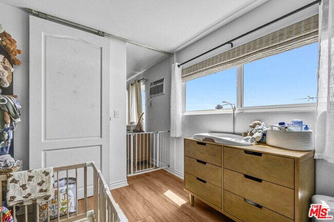 Building Photo - 960 Larrabee St