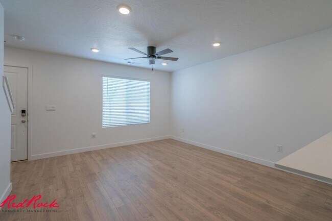 Building Photo - Dog Friendly! 3 Bedroom 2 Bathroom Townhome in Long Valley.