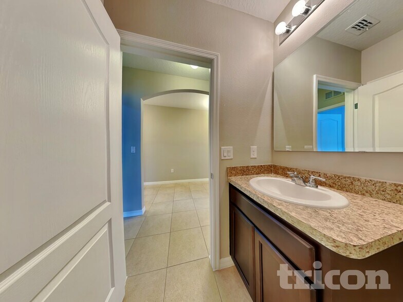 Building Photo - 4262 Roberta Dr