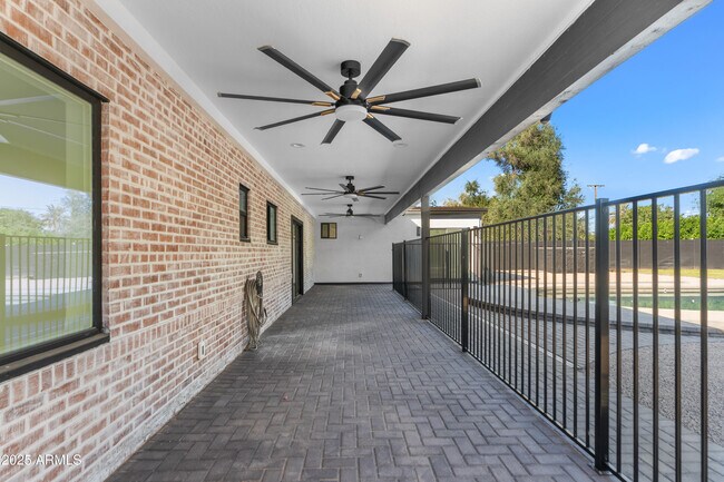 Building Photo - 2502 E Whitton Ave