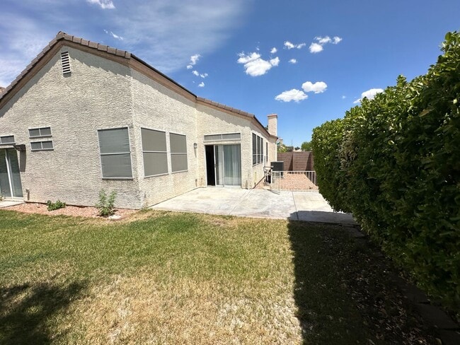 Building Photo - Darling one story home