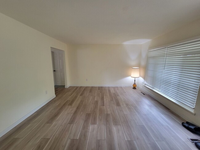 Building Photo - Newly remodeled 5 bedroom 2 bath home in L...