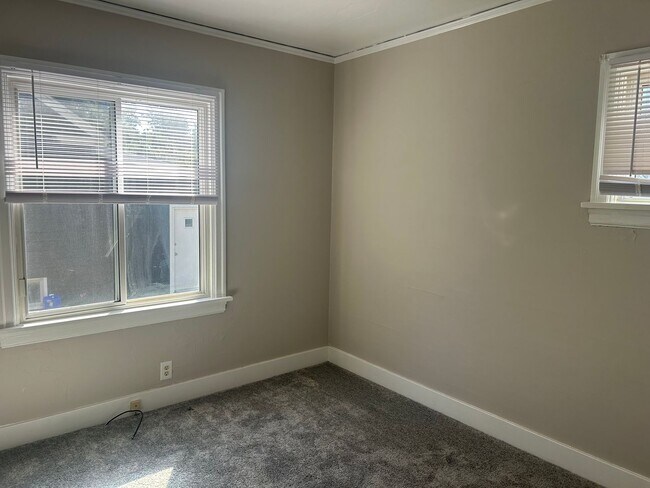 Building Photo - Charming 3 Bedroom Home