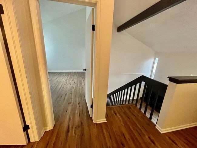 Building Photo - Updated 3 bed 2 1/2 bath 2 story townhome ...