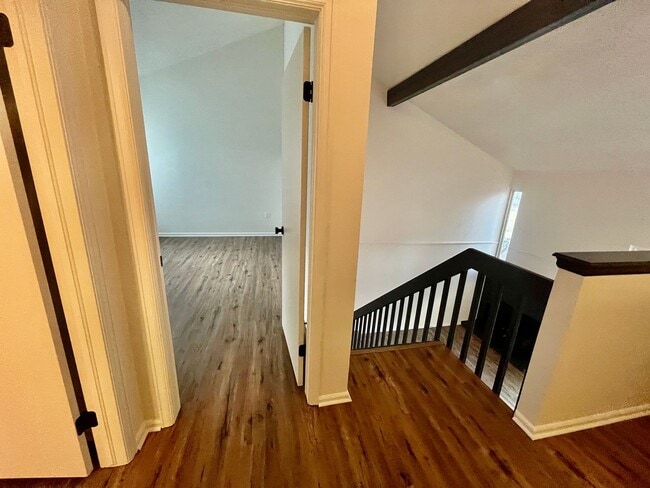 Building Photo - Updated 3 bed 2 1/2 bath  townhome with 2 ...