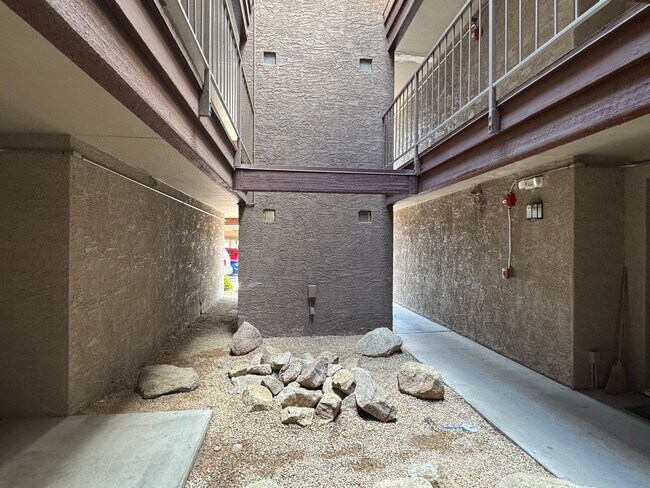 Building Photo - 2 Bedroom in the El Tovar Condominiums Nea...