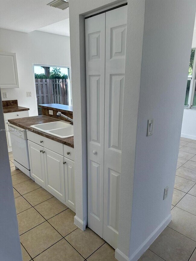 Building Photo - 1650 NE 33rd Rd