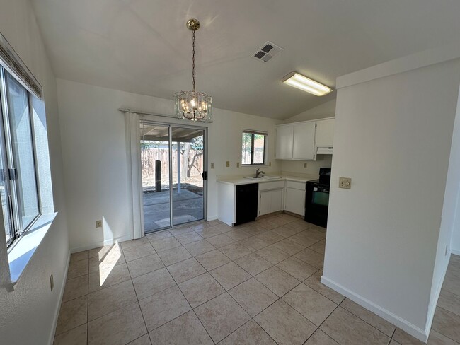 Building Photo - 405 Goldrun Dr
