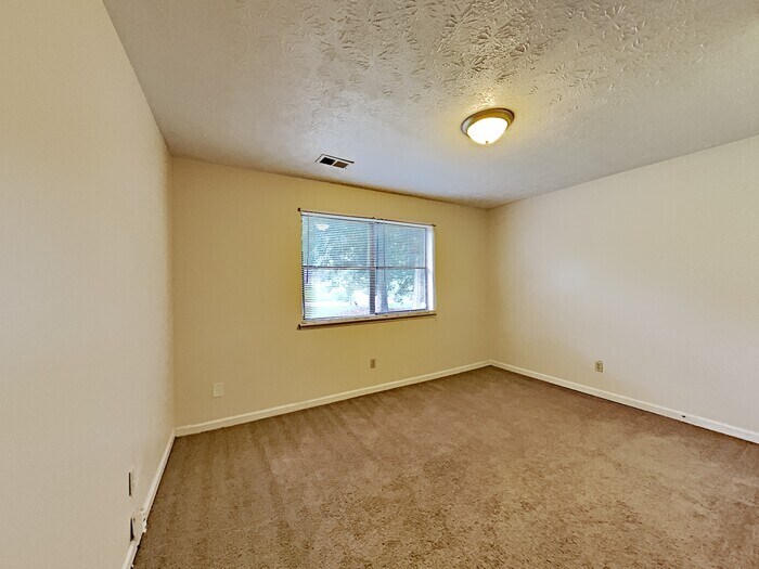 Building Photo - 8401 Beechwood Trce