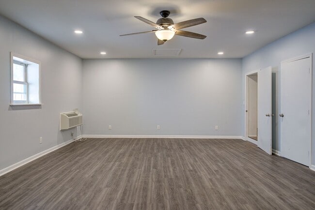 Building Photo - Very nice 4 bed 3 and a half bath home close to Boone Lake