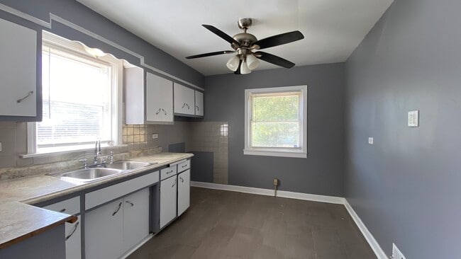 Building Photo - 10628 S Green St