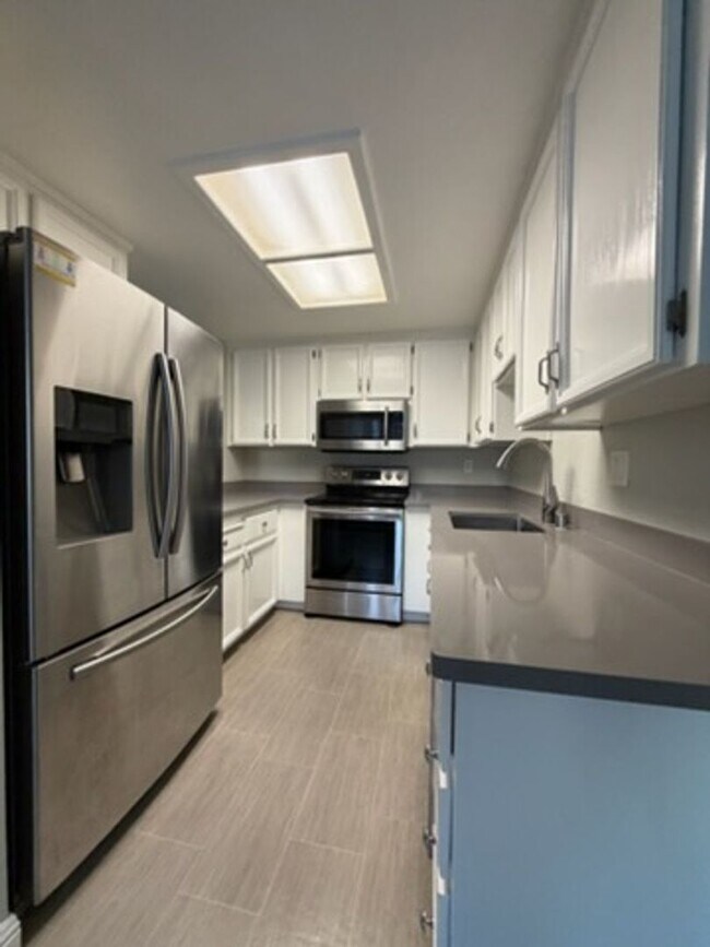 Building Photo - Charming top-level 2-bedroom, 1-bath condo in a highly desirable gated community.