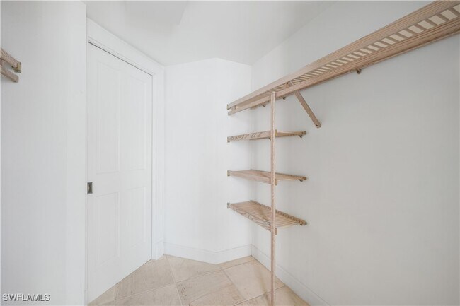 Building Photo - 8231 Bay Colony Dr