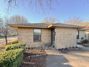 Building Photo - 118 Maple St