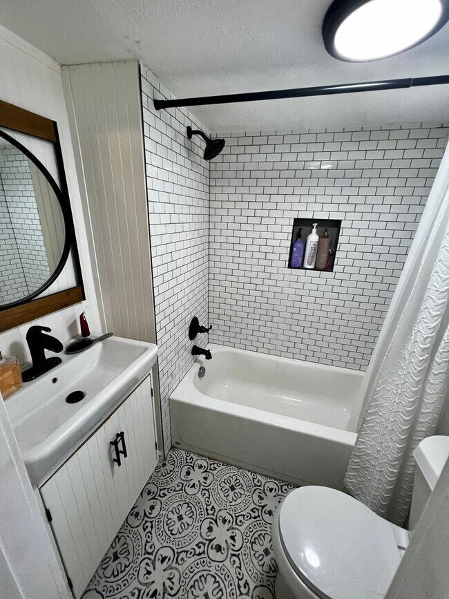 Building Photo - 961 Osage Ave