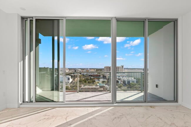 Building Photo - BEAUTIFUL Luxury Condo in Downtown St Pete...