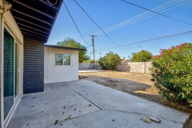 Building Photo - 3 bed and 2 bath with big yard for boat an...