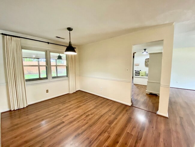 Building Photo - Charming Ranch-Style Home With Garage Avai...