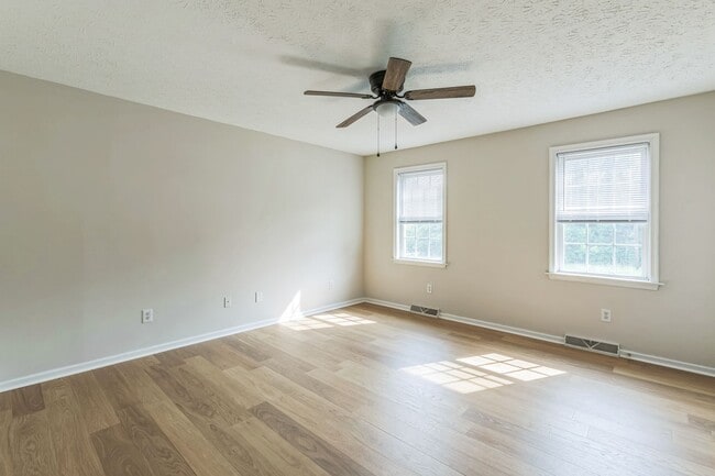 Building Photo - Newly renovated 2bd/1.5 bath end unit town...
