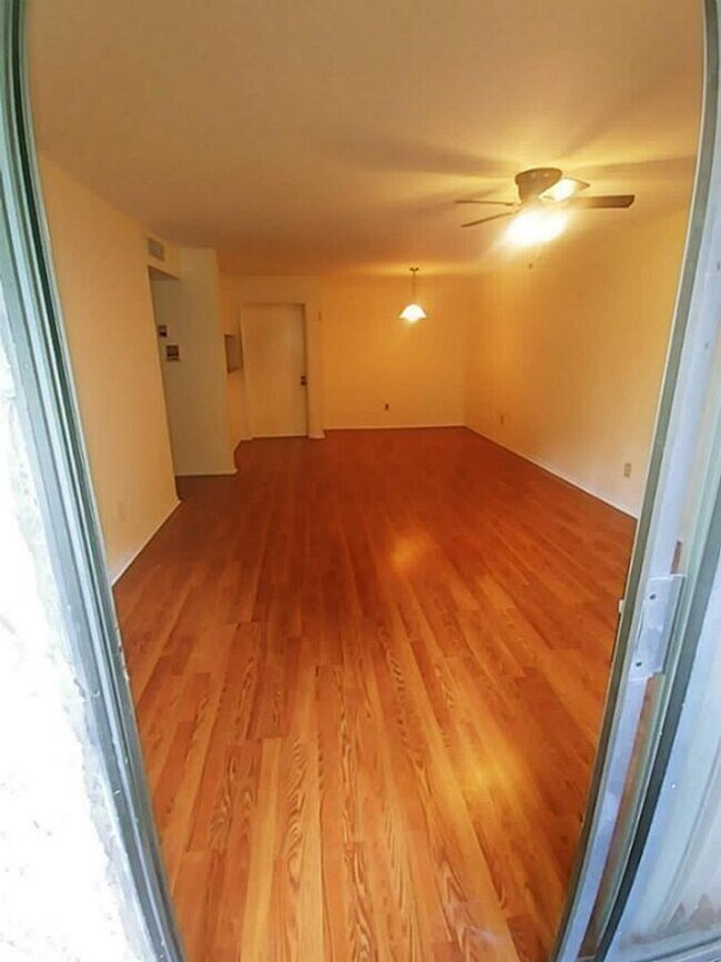 Building Photo - Two Bedroom Condo Near Med Center!