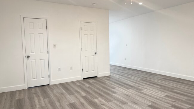 Building Photo - 916 W 41st St