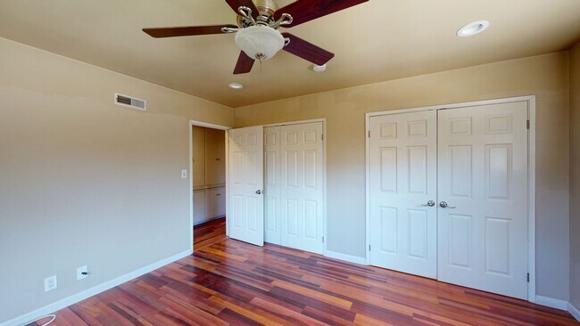 Building Photo - 5705 Mary Ln Dr